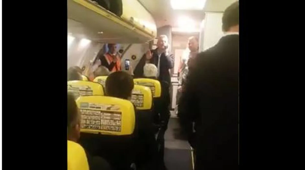 Captura del vídeo en el que O'Leary da la noticia a los pasajeros