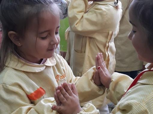 Ni dictados, ni sumas ni restas: en este colegio se aprende a meditar, trabajar las emociones y ser feliz