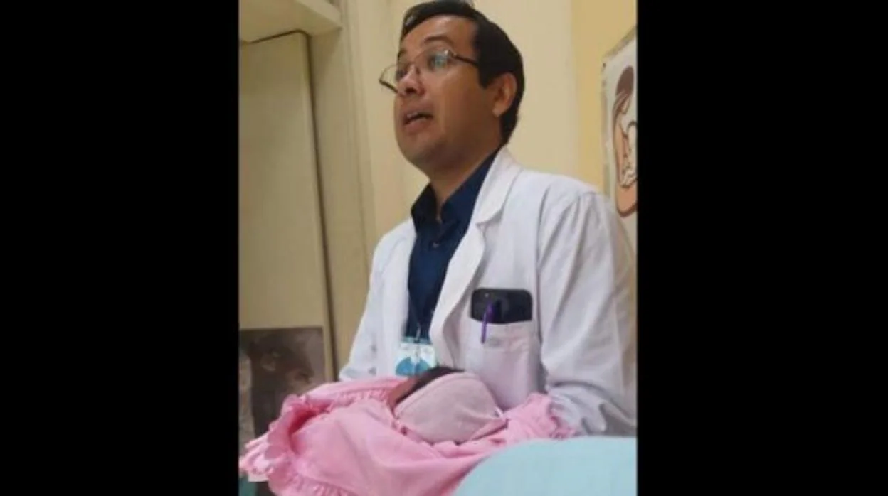 El director del hospital junto a Sofía, la recién nacida abandonada