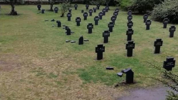 Pintadas y cruces destrozadas en un ataque vandálico en el cementerio militar alemán de Yuste