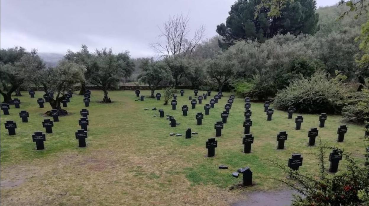 Cruces rotas en el cementerio alemán de Yuste