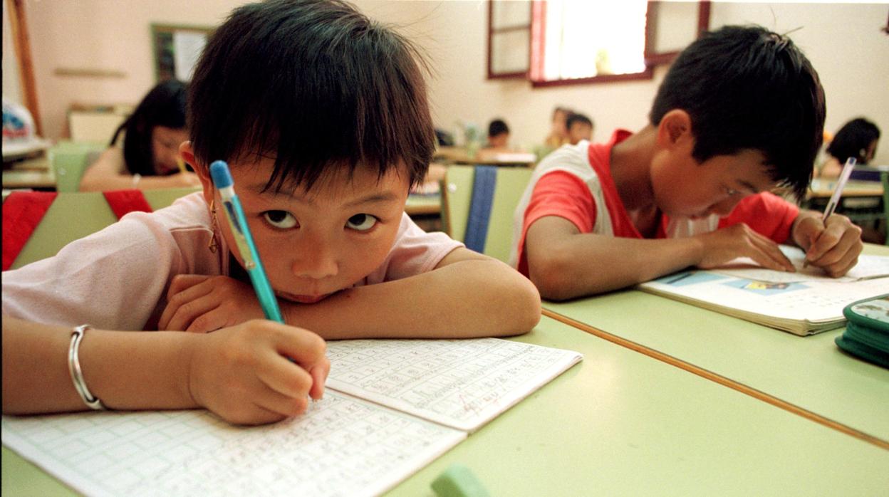 Dos niños chinos en clase