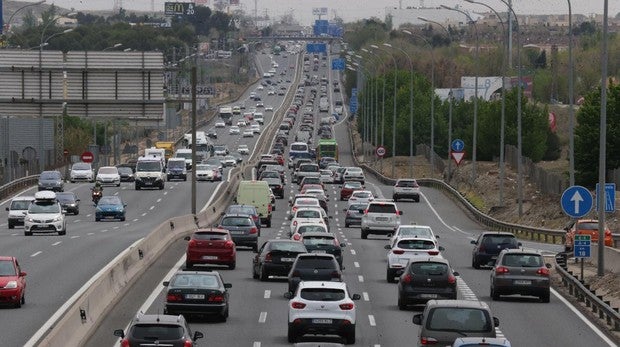 Atascos kilométricos en varias carreteras por la lluvia y la operación salida de Semana Santa