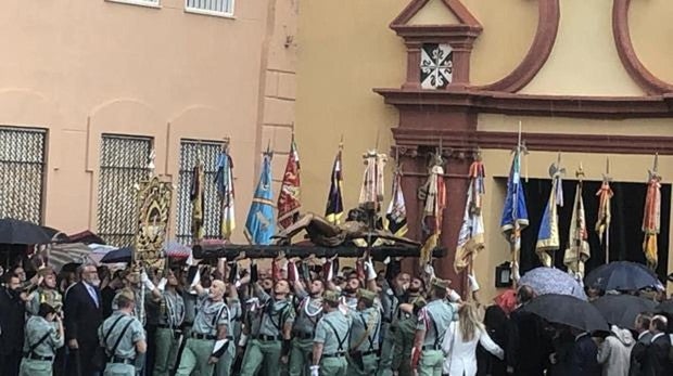La Legión desafía al tiempo en Málaga por el Cristo de la Buena Muerte