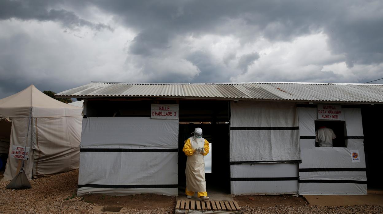 Un trabajador sanitario equipado con equipos de contención en un centro de tratamiento en Beni, en la RDC