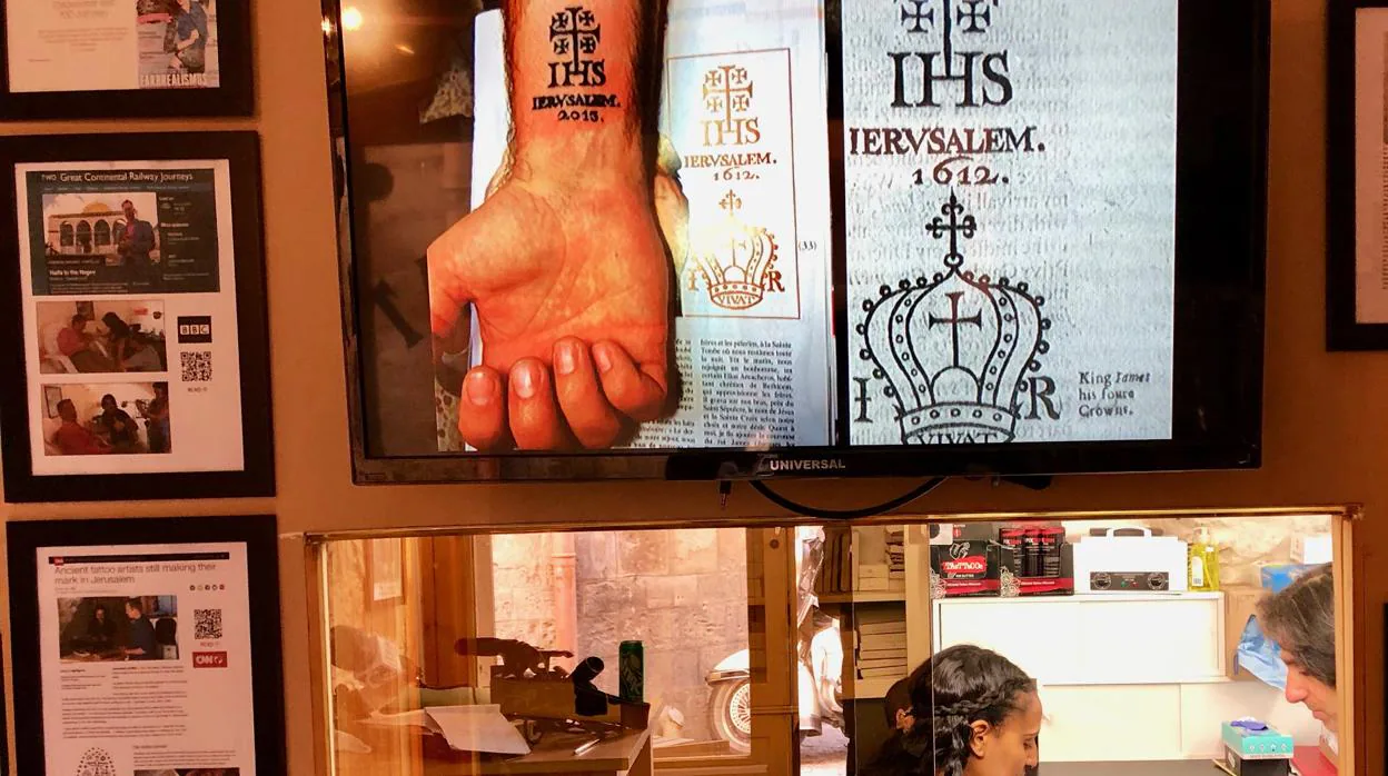 La increíble historia de los Razzouk, la saga familiar que hace tatuajes «sagrados» en Jerusalén desde el año 1300