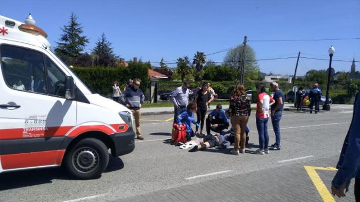 Personal sanitario atiende al ciclista herido