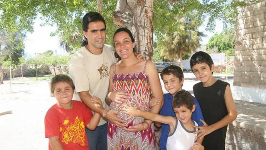 Teresa Saravia y Rubén Fernández junto a sus hijos en una misión en la Bahía de Quino (México)
