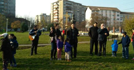 Francisco e Isabel (con la cruz) en un parque de Oradea rezando laudes