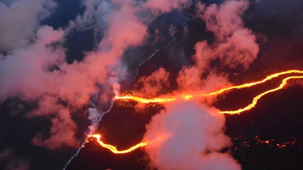 Un hombre cae en el cráter del volcán Kilauea tras saltar la barandilla de seguridad «para verlo mejor»