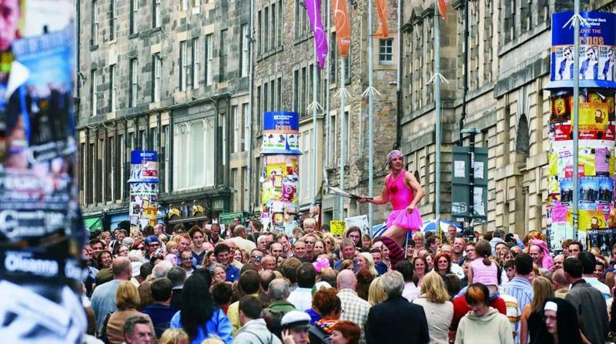 Ciudadanos de Edimburgo pasean por sus calles