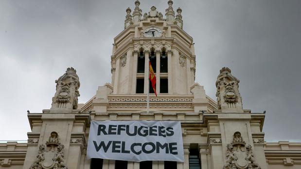 El Gobierno pide a la Iglesia que acoja a los refugiados que rechaza la izquierda