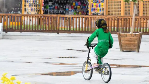 Un fiscal iraní prohíbe a las mujeres ir en bicicleta por considerarlo un «acto pecaminoso»