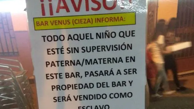 El polémico cartel de un bar de Murcia: «Todo niño sin supervisión será vendido como esclavo»