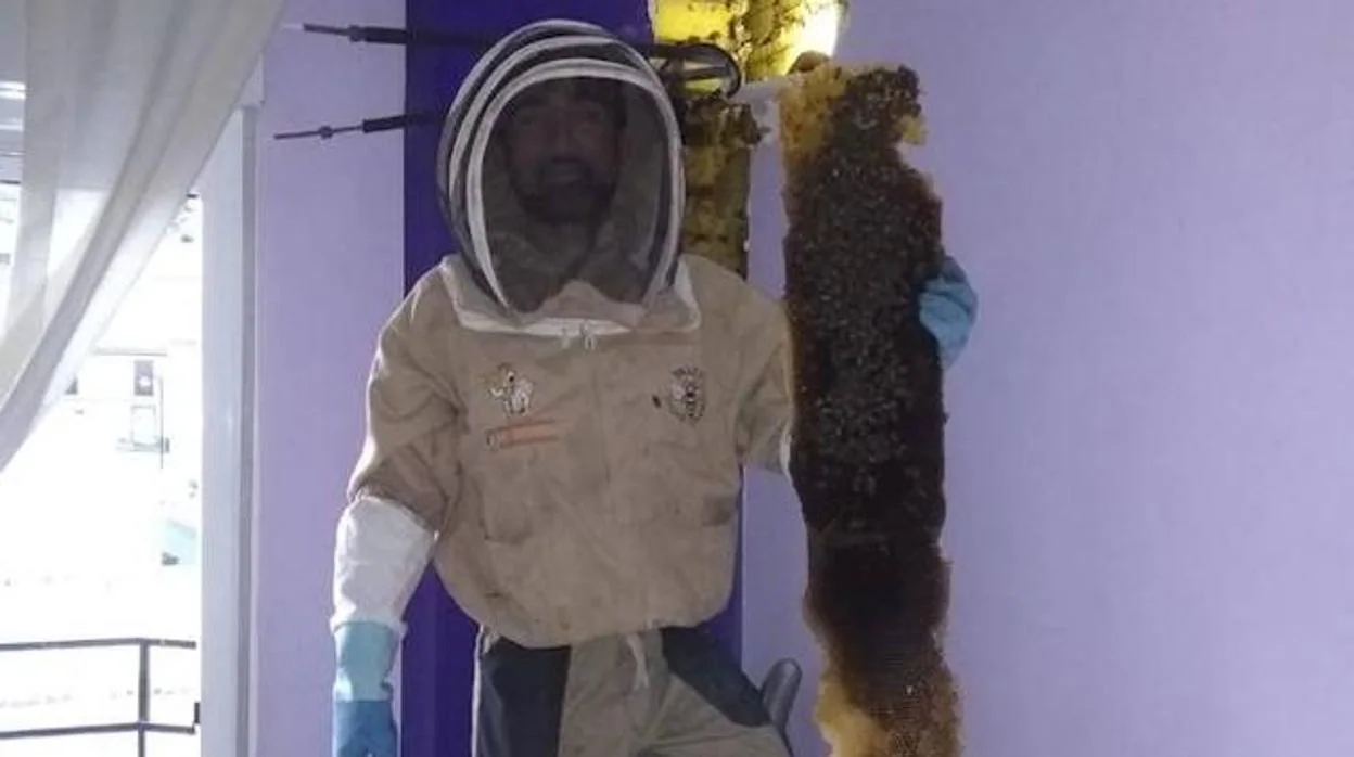 El apicultor Sergio Guerrero junto a la colmena