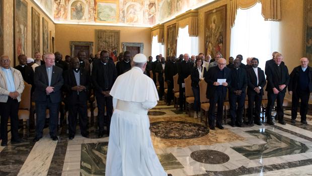 El Papa a los periodistas: «Aprecio vuestro trabajo cuando metéis el dedo en las llagas de la Iglesia»