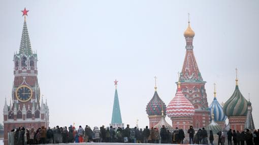 Personas pasean durante su visita a Zaryadye Park en Moscú