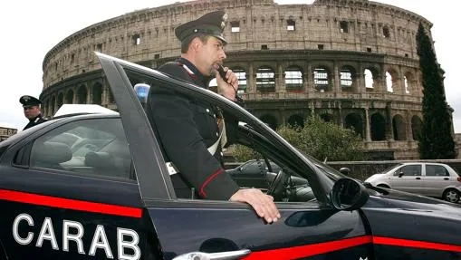 Carabinieri frente al Coliseo de Roma