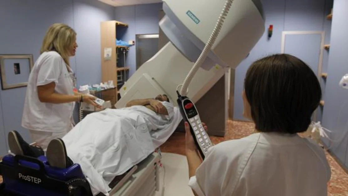Fotos del equipo de radioterapia donado por Amancio Ortega a un hospital sevillano