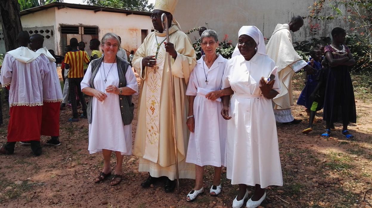 Sor Inés (derecha del obispo) en la aldea de Nola