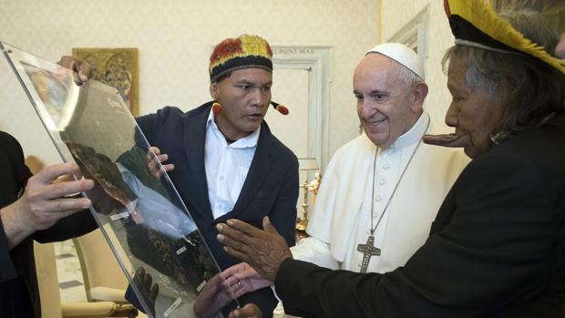 El Papa recibe al jefe Raoni, líder de la defensa de la Amazonia