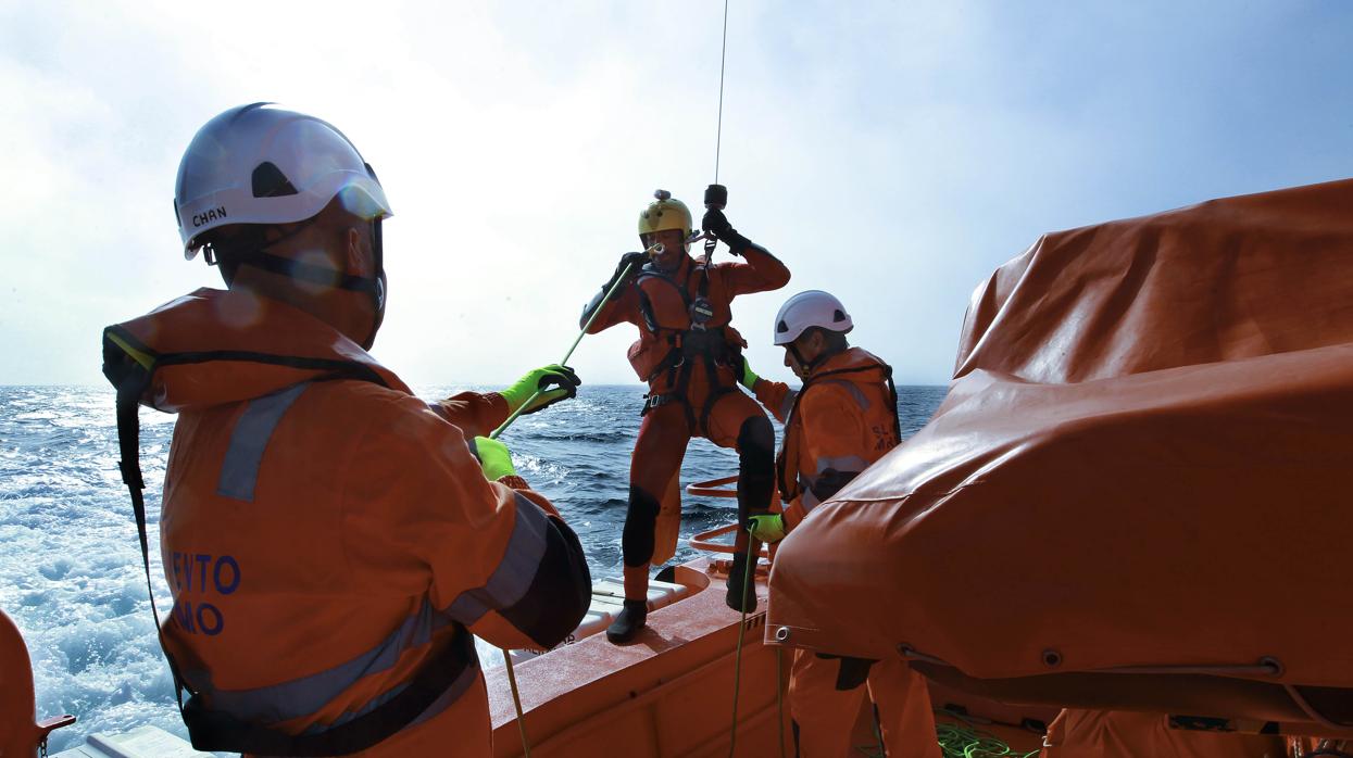 Los rescatadores de Salvamento Marítimo ven precarizada su situación laboral