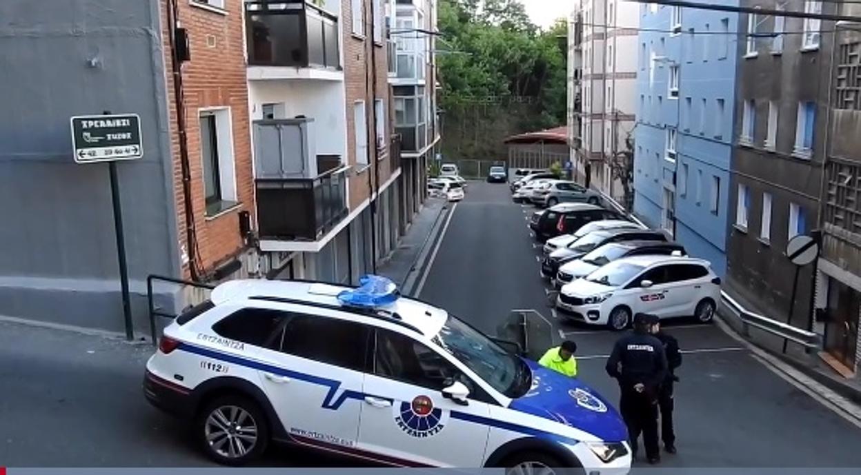 Agentes de la Ertzaintza, junto al bloque de viviendas de Galdakao donde se produjo el suceso