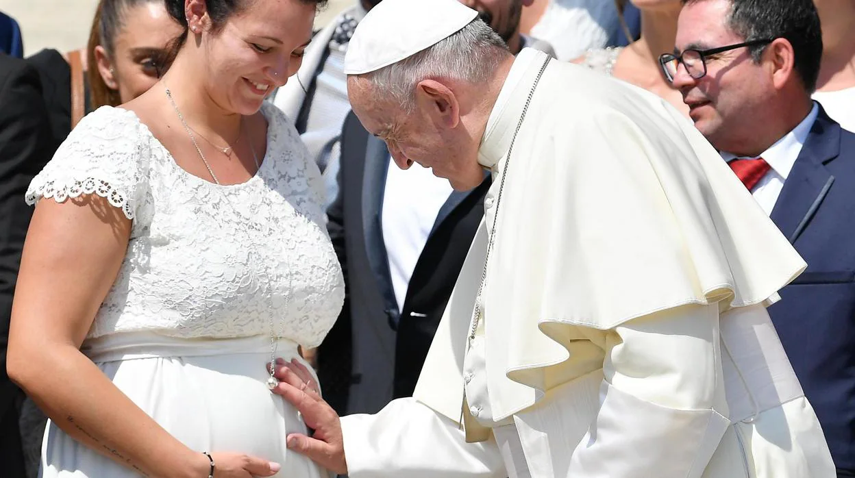 El Papa Francisco bendice a una embarazada durante la audiencia general de los miércoles en la plaza de San Pedro en el Vaticano