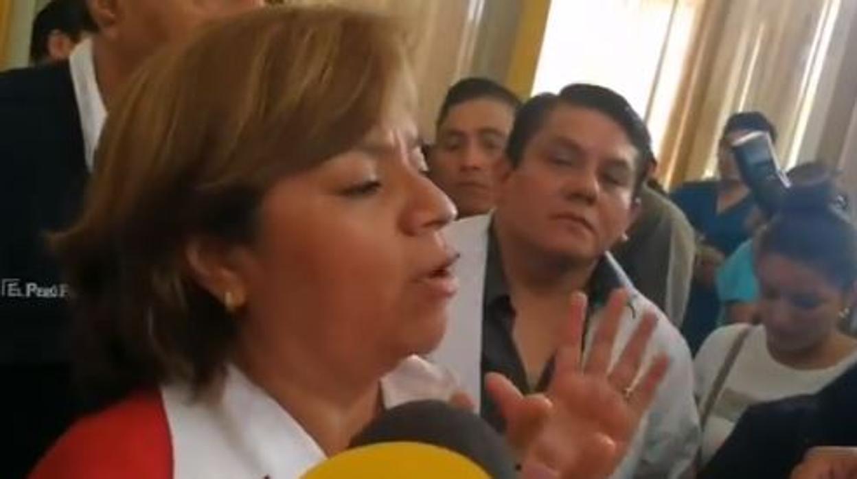 La ministra peruana de Salud, Zulema Tomás, explica en la televisión la situación