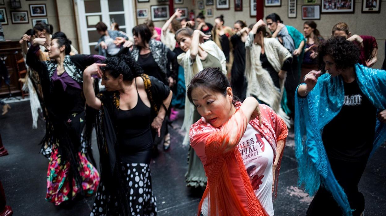 Extranjeros en España aprenden a bailar flamenco, en una escuela de Jerez de la Frontera