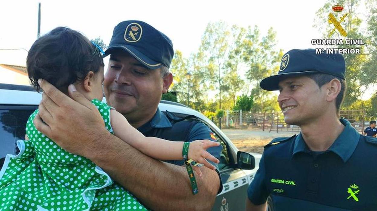 Los dos agentes con la niña