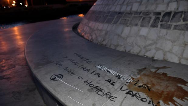 Pintan el monumento dedicado al niño Gabriel: «Maltrata al varón, sea niño o hombre»