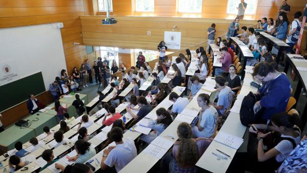 La autoridad fiscal pide adelantar a agosto la convocatoria de las becas