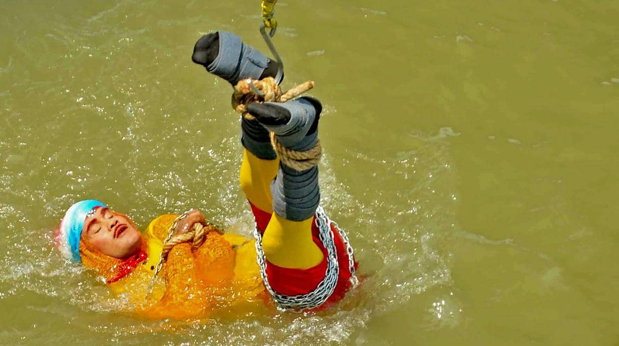 El momento en el que Chanchal Lahiri era sumergido en el Ganges