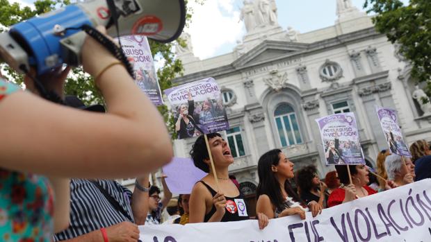 El Gobierno se apropia de la sentencia de la Manada, mientras Podemos lo atribuye al poder de la calle