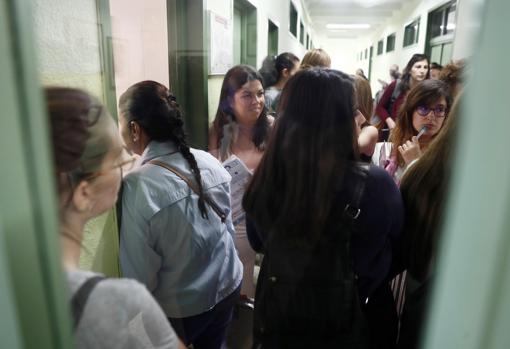 ecenas de profesores esperan este sábado a las puertas del IES Juan Bautista de Madrid, antes del comienzo de la prueba para optar a una de las 30.562 plazas