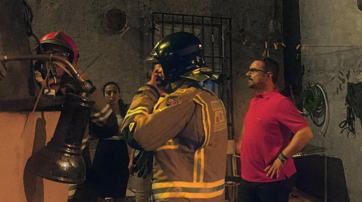 El alcalde de Lorca, Diego José Mateos (d), atiende a los daños materiales que afectan a su localidad tras el terremoto de 3,8 grados de magnitud