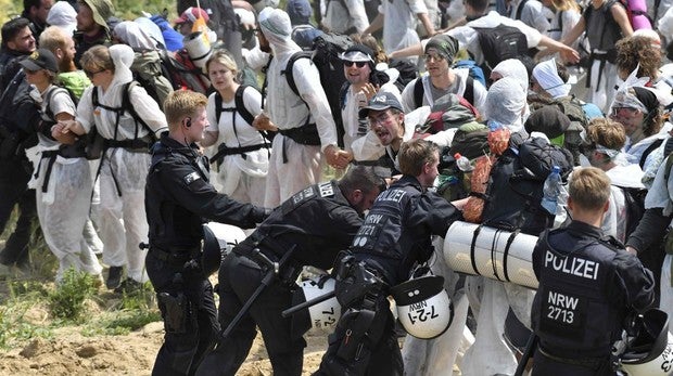 Decenas de miles de manifestantes toman la mina de carbón de Garzweiler