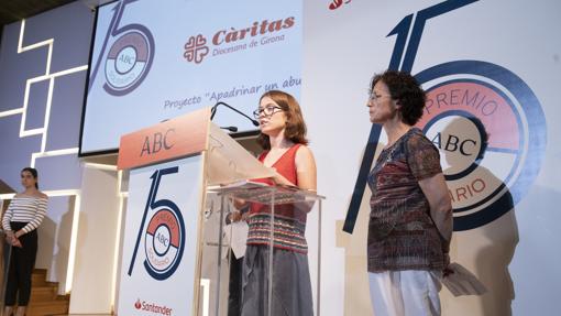 Dolors Puigdevall, directora de Cáritas Gerona y le acompaña Ona Vilà Colomer, una de las jóvenes voluntarias que ha participado en el proyecto