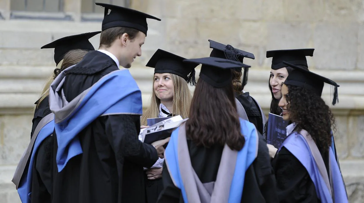 Grupo de estudiantes en la ceremonia de graduación de la Universidad de Oxford