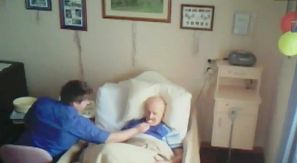 Imagen del vídeo en el que el anciano recibe malos tratos