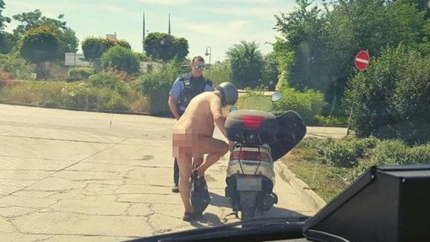 Pillan a un hombre en moto solo con sandalias y casco por la ola de calor en Alemania