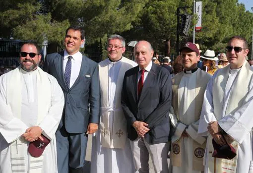 Luis Alfonso de Borbón y Jorge Fernández Díaz junto a algunos religiosos
