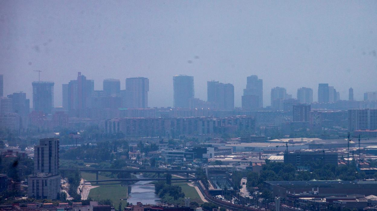 Aspecto del cielo contaminado de Barcelona