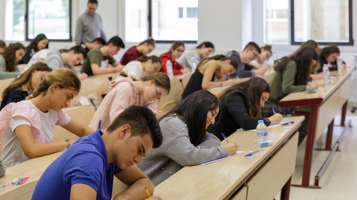 Estudiantes realizando los xámenes de acceso a la universidad