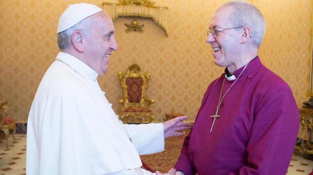 El Papa Francisco saluda al arzobispo de Canterbury Justin Welby en el Vaticano