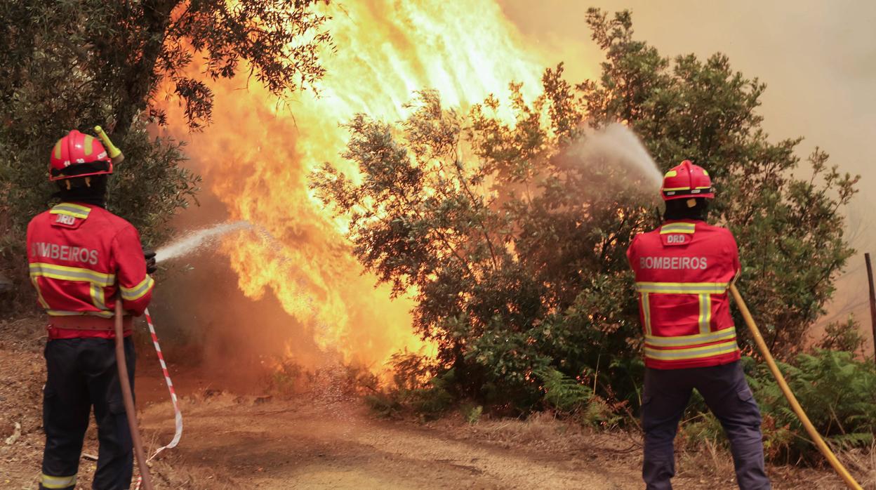 Bomberos portugueses en el incendio de Sandinha (Portugal) en julio de 2017