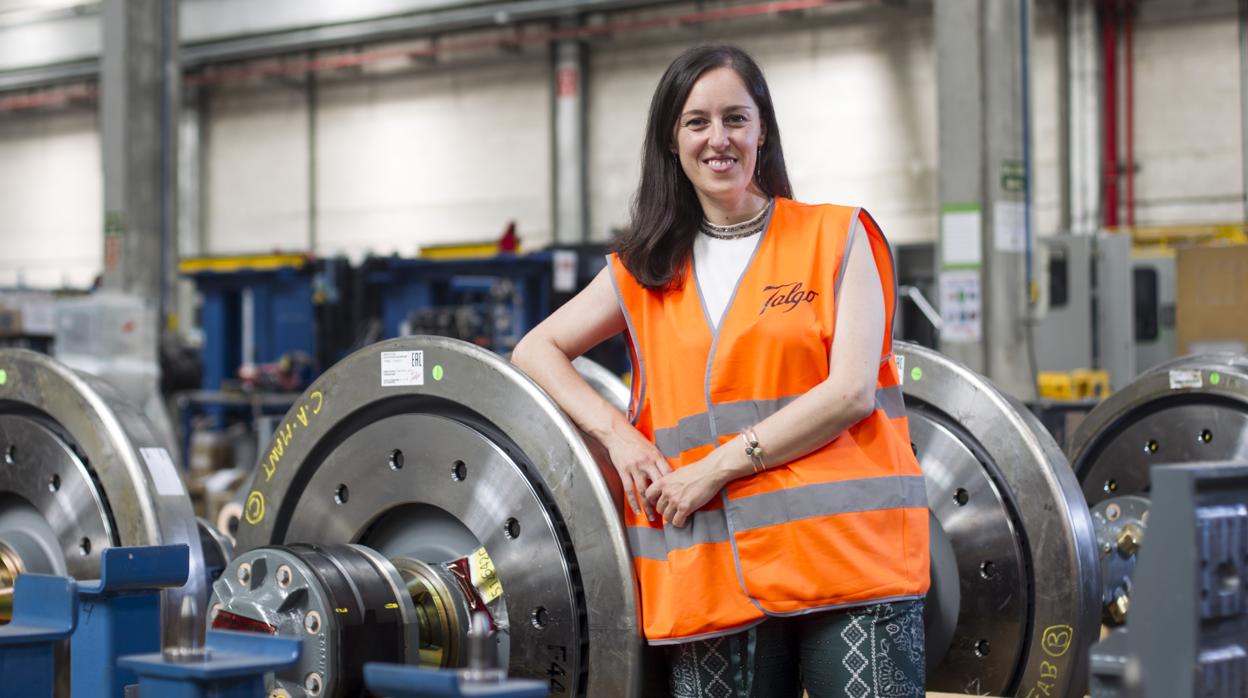 Elena Moral, en el taller que Talgo tiene en Las Rozas, en Madrid