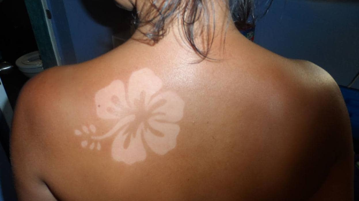 Tatuaje solar en la espalda de una joven