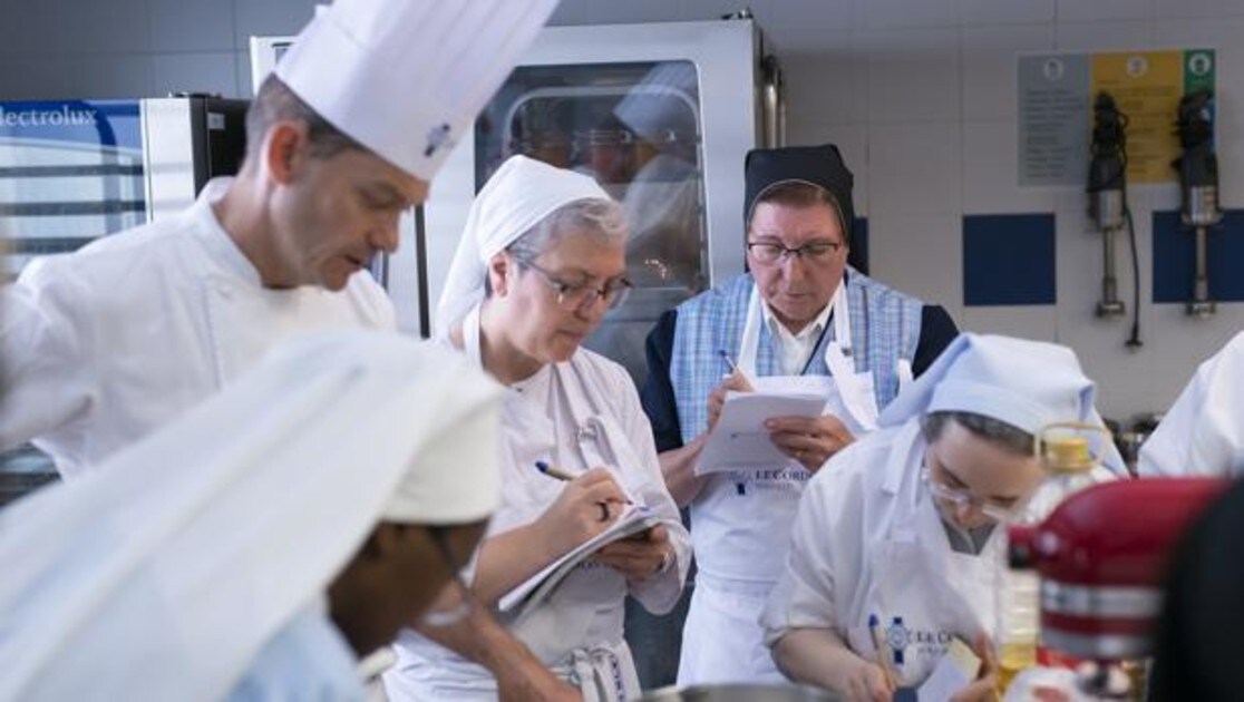 El chef David Millet en el curso de cocina para las religiosas en la escuela de Le Cordon Bleu de Madrid